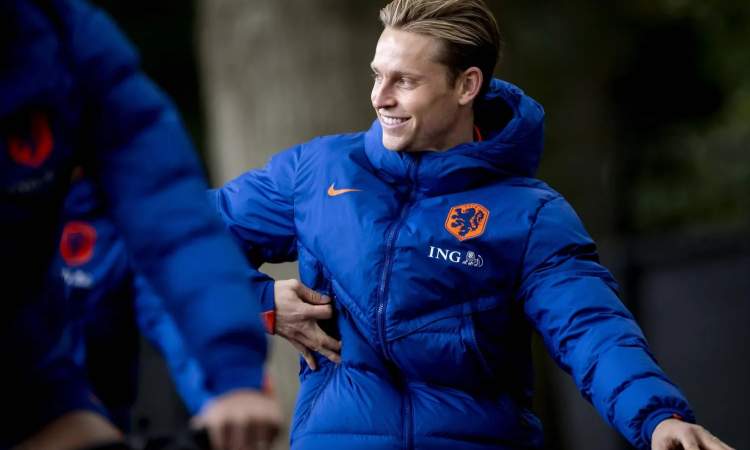 دي يونغ يجدد عقده مع برشلونة حتى عام 2029