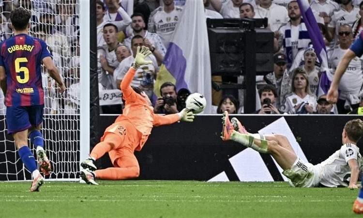 ريال مدريد يفوز بـ الكلاسيكو أمام برشلونة بثنائية وينفرد بصدارة الليغا