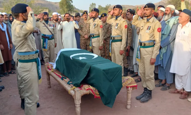 مقتل ضابط و5 جنود باكستانيين في اشتباكات على الحدود مع أفغانستان