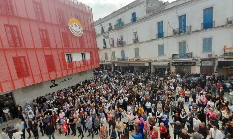 إضراب عام بالبنوك التونسية يشلّ الخدمات.. وتلويح بتصعيد شامل