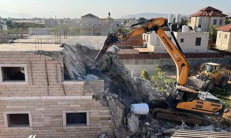 العدو الإسرائيلي يهدم منزلين فلسطينيين شمال غرب القدس