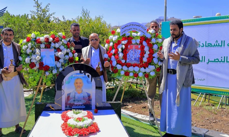 قيادة وزارة الشباب والرياضة تزور أضرحة الشهداء الصماد والرهوي والغماري