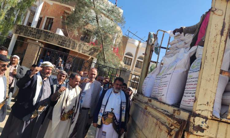 توزيع بذور محسنة على المزارعين في 8 مديريات بالبيضاء