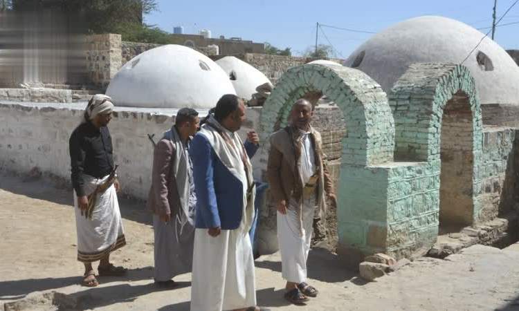 الاطلاع على أعمال ترميم وصيانة جامع معاذ بن جبل التاريخي في تعز