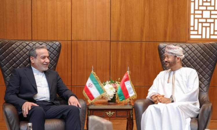 وزير الخارجية العماني يبحث مع نظيره الإيراني سبل خفض التوتر في المنطقة
