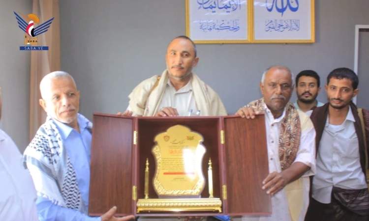 محافظ الحديدة يُكرّم قيادة وزارة النقل والأشغال