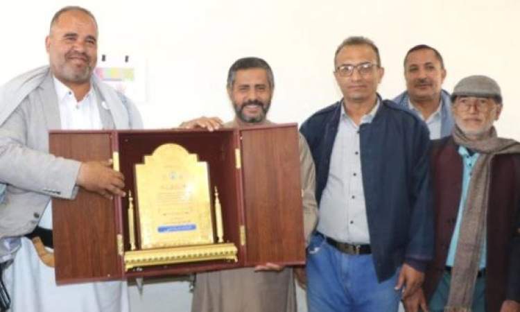 تقديراً لجهوده في تطوير العمل التنموي والزراعي.. المنطقة العسكرية الرابعة تكرّم محافظ ذمار