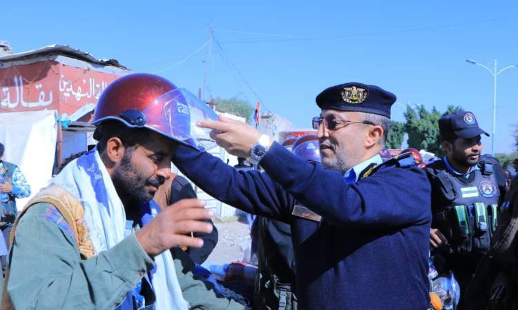 صنعاء توزع خوذ مجانية للدراجات النارية في التقاطعات