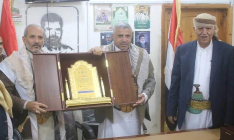 قيادة المنطقة العسكرية الرابعة تكرم قيادتي السلطة المحلية في الضالع وإب