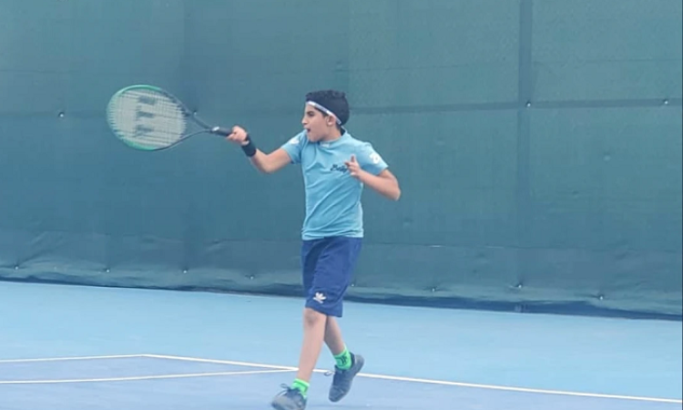 منافسات مثيرة في النصف النهائي لبطولة كأس الشهداء لتنس الميدان