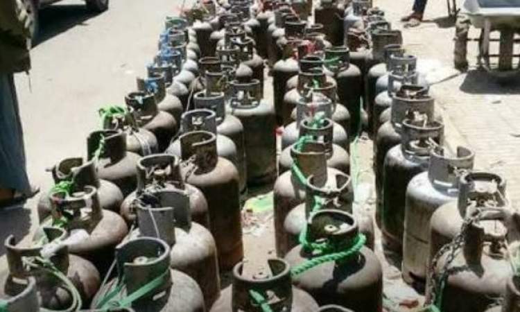 تفاقم ازمة الغاز في تعز المحتلة وتشكل الطوابير امام المحطات