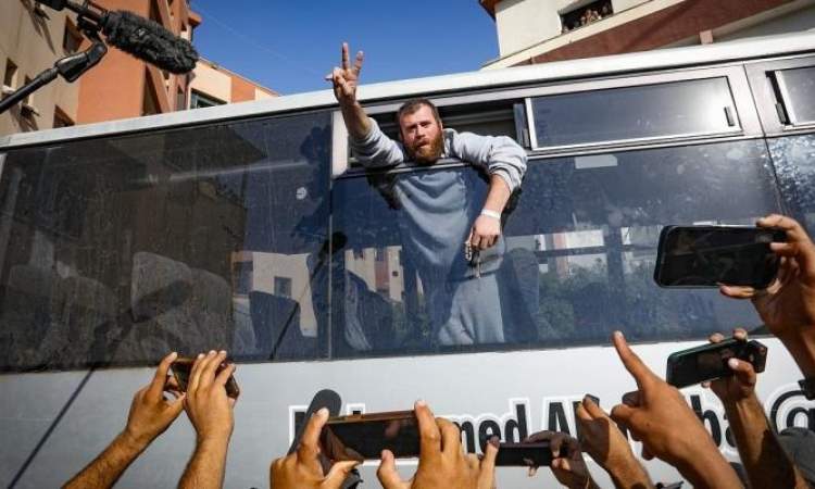 وصول 5 أسرى فلسطينيين محررين إلى مستشفى شهداء الأقصى بغزة